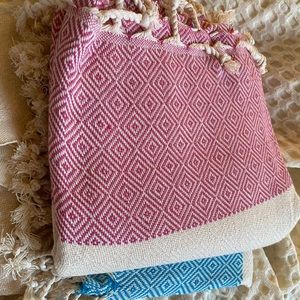 2 bath towels pink and dark blue